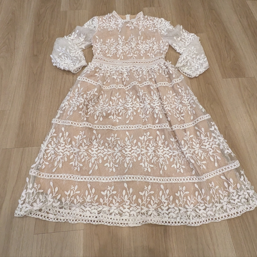 Ivy City Co Cream and White Lace Dress